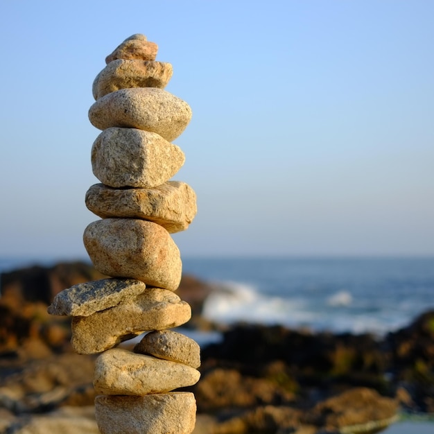 Une pile de cailloux contre la plage