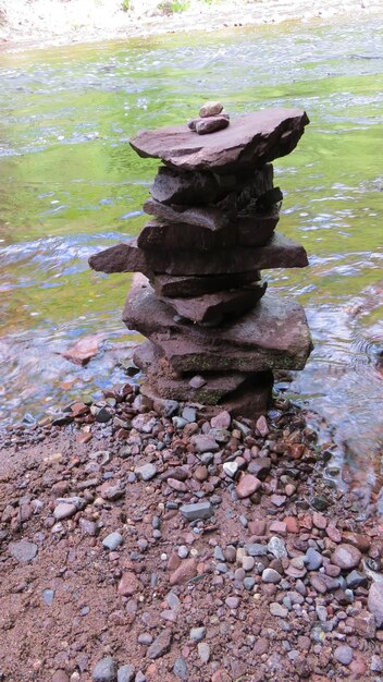 Une pile de cailloux dans l'eau