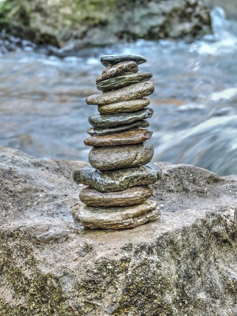 Photo une pile de cailloux dans la mer