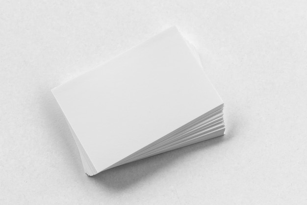 pile de carte de visite sur fond blanc