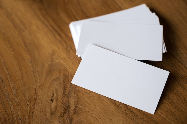 Pile de carte de visite sur fond de table en bois