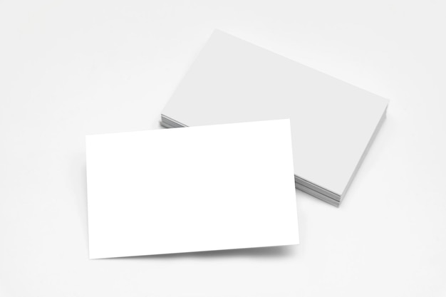 Pile de cartes de visite blanches vides sur le bureau léger Adresse d'informations et concept de message Maquette de rendu 3D