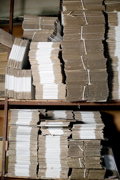 Photo une pile de carton dans une usine