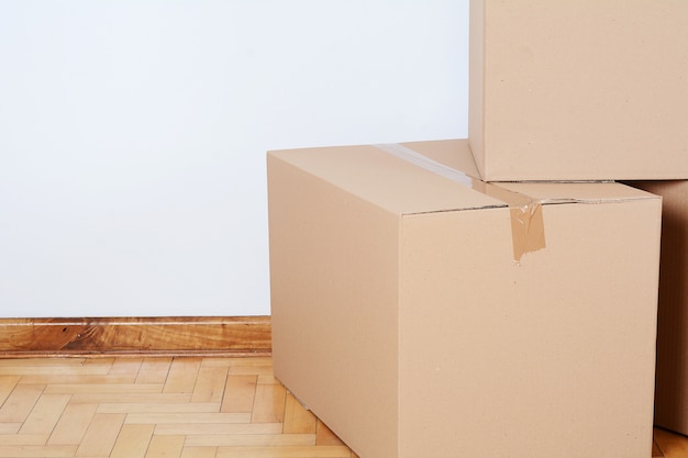 Pile de cartons dans la salle vide