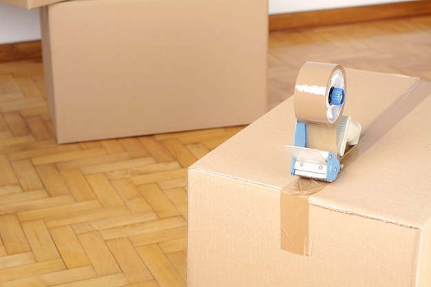 Pile de cartons dans la salle vide