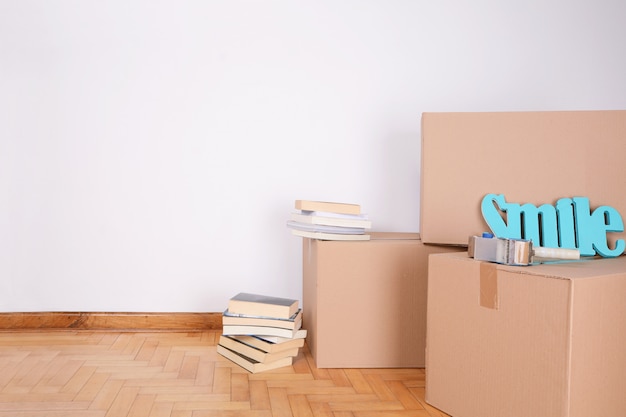 Photo pile de cartons dans la salle vide