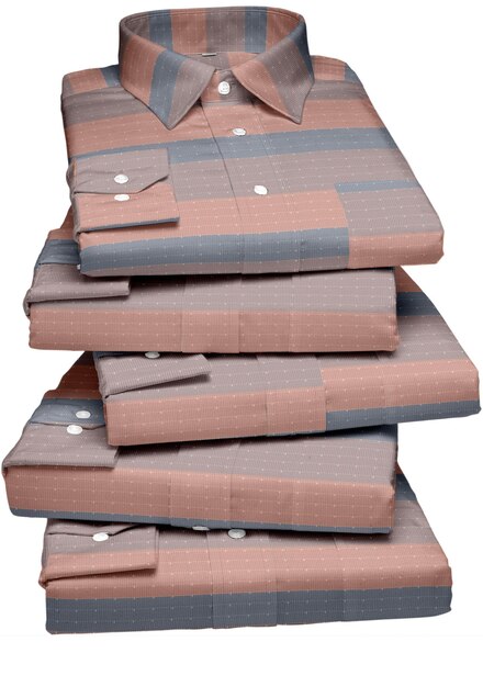 Une pile de chemises avec une chemise qui dit "celle sur le devant"