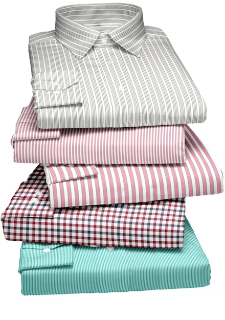 Une pile de chemises avec une chemise rayée rouge et blanche sur le dessus.