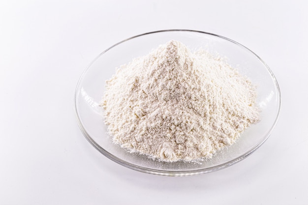 Pile de chlorate de potassium solide sur fond blanc