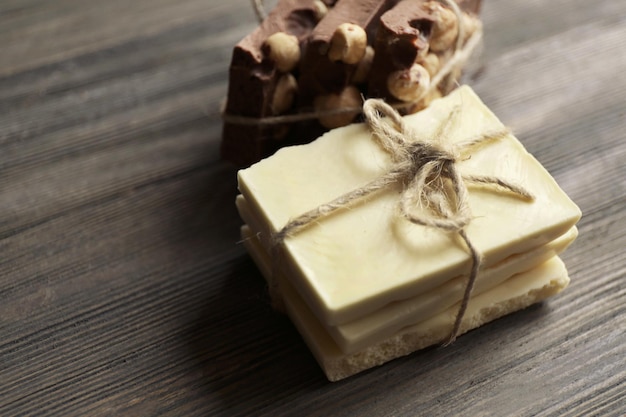 Une pile de chocolat lié sur un fond en bois