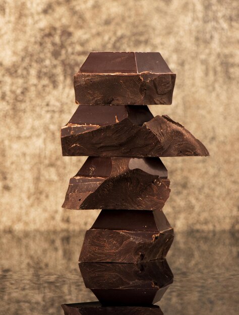 Pile de chocolat noir sur un fond de pierre sombre