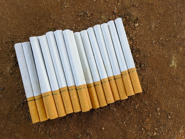 Une pile de cigarettes au sol