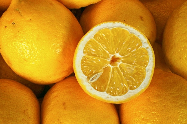 Pile de citrons avec un coupé en deux sur un étal de marché