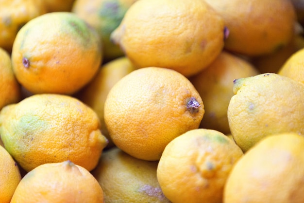 Pile de citrons sur un étal de marché