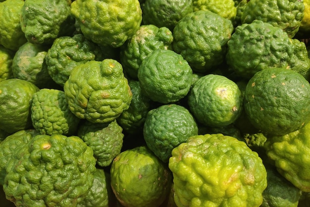 Photo une pile de citrons kaffir sur un stand de marché