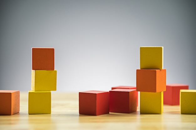 pile colorée de blocs de construction en bois cubes