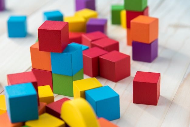 Pile colorée de blocs de construction en bois cubes