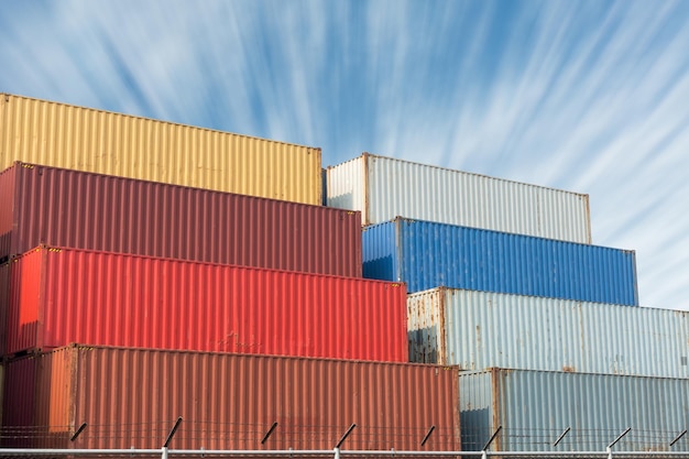 Une pile de conteneurs contre le ciel bleu
