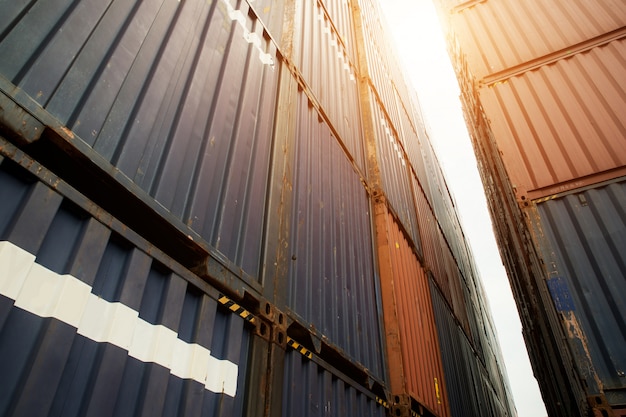 Pile de conteneurs de fret à la zone d&#39;importation et d&#39;exportation au port.