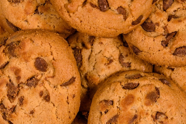 Pile des cookies aux pépites de chocolat frais pour le fond