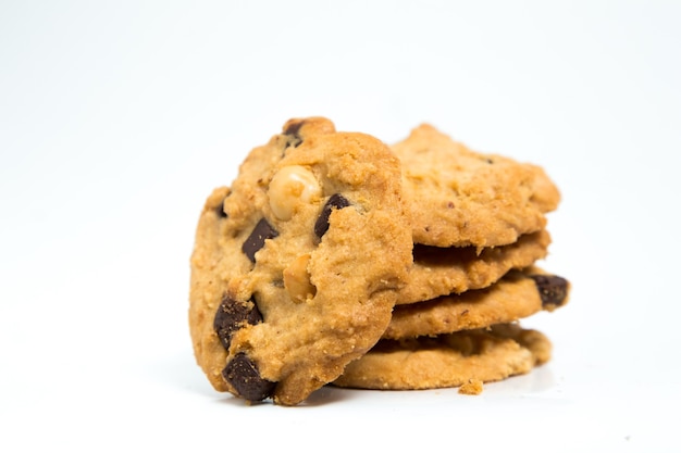 Une pile de cookies aux pépites de chocolat isolé sur fond blanc