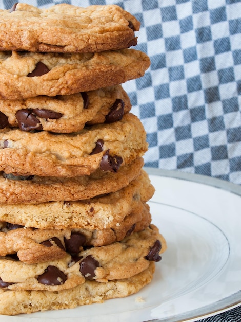 Pile de cookies aux pépites de chocolat maison.