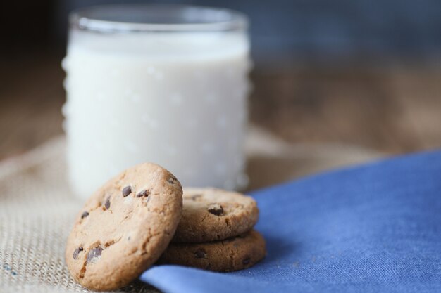 Pile de cookies aux pépites de chocolat et verre de lait