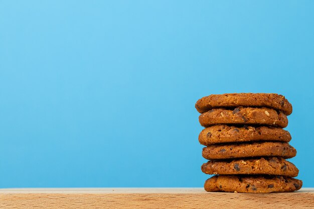 Pile de cookies aux pépites de chocolat