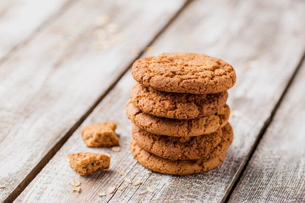 Photo pile de cookies britanniques sur fond de bois