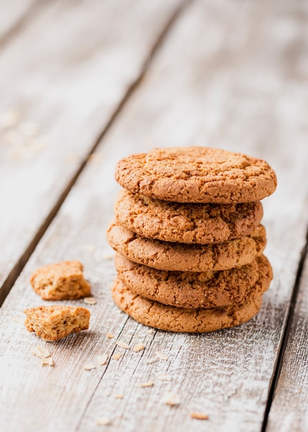 Photo pile de cookies sur fond de bois