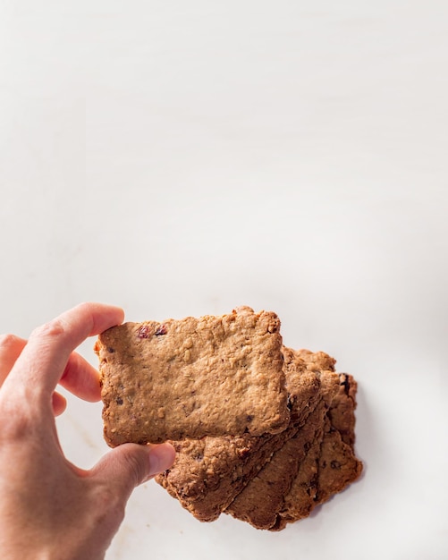 Pile de cookies sur fond clair