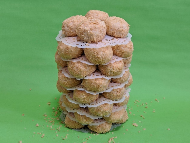 Une pile de cookies sur fond vert