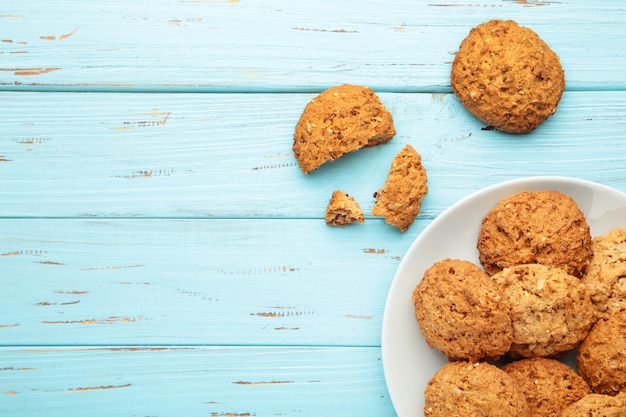 Pile de cookies sur la plaque sur fond bleu.