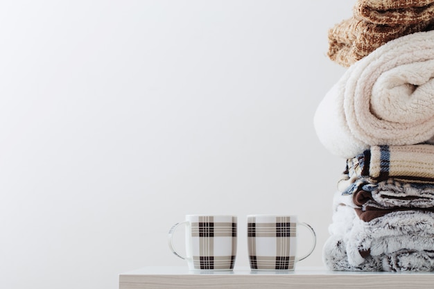 Pile de couvertures sur un espace blanc