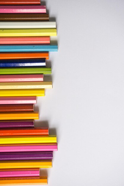 Photo une pile de crayons multicolores sur un fond blanc