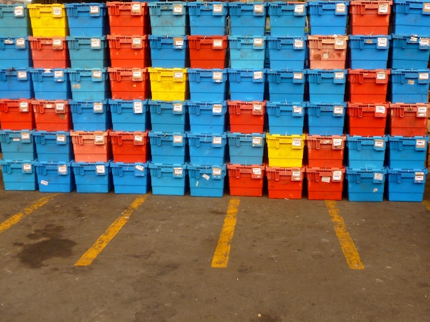 Photo une pile de crayons multicolores en rangée