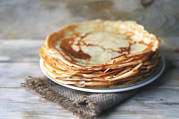 Une pile de crêpes sur une assiette. Semaine des crêpes.