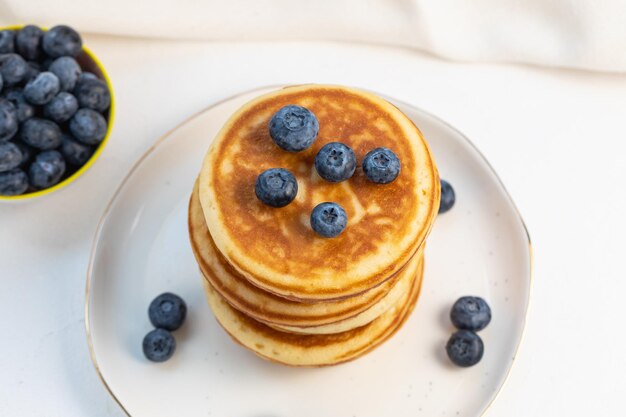 Pile de crêpes sur assiette avec vue de dessus de myrtilles