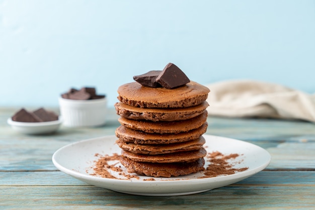 Pile de crêpes au chocolat avec du chocolat en poudre