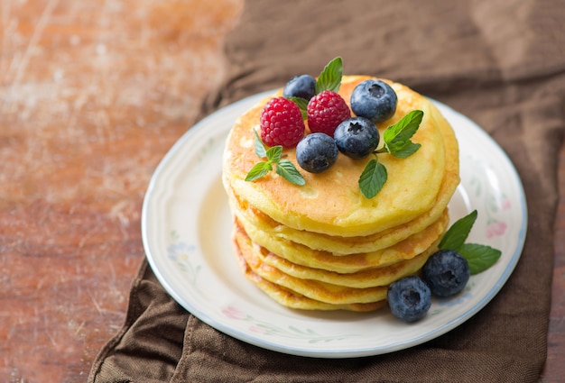 Pile de crêpes aux baies fraîches, gros plan.