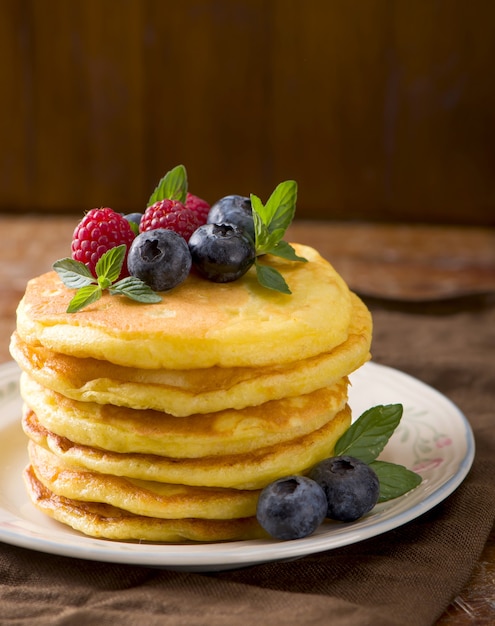 Pile de crêpes aux baies fraîches, gros plan.