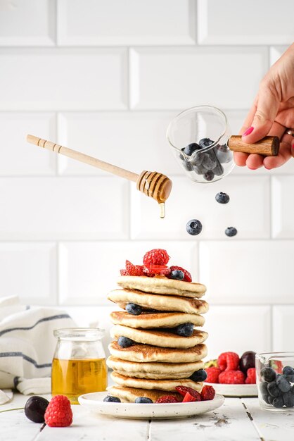 pile de crêpes aux baies en lévitation