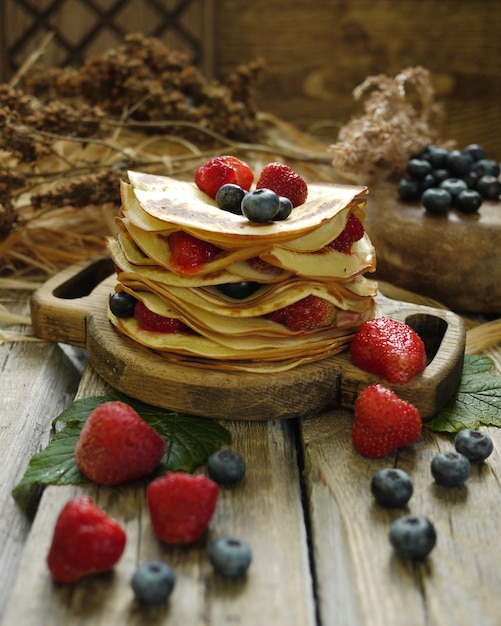 Une pile de crêpes aux baies