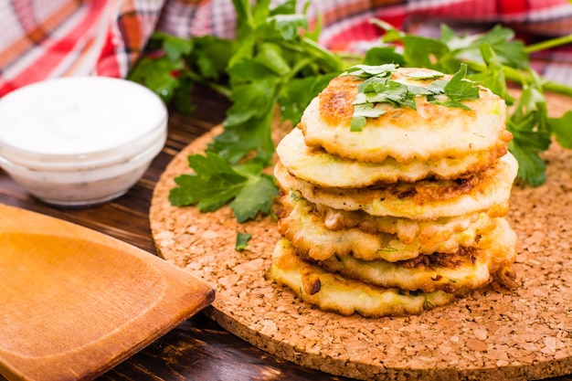 Pile de crêpes aux courgettes et au persil