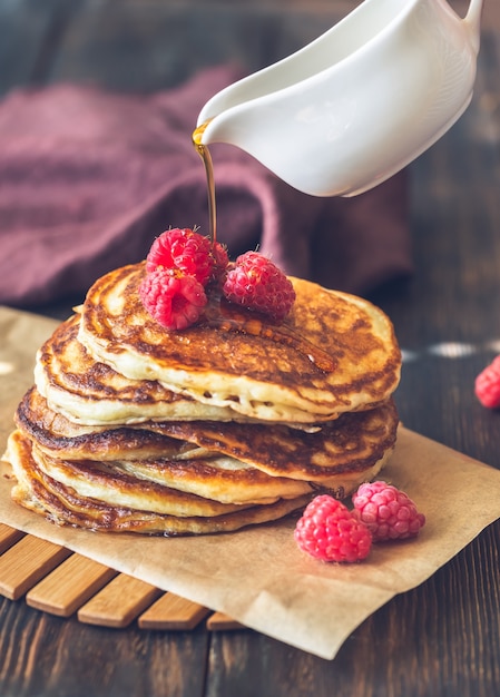 Pile de crêpes aux framboises