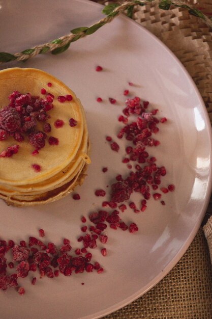 Une pile de crêpes aux framboises