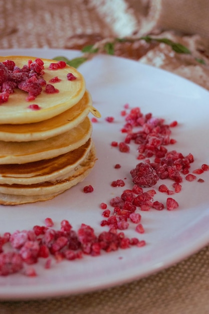 Une pile de crêpes aux framboises