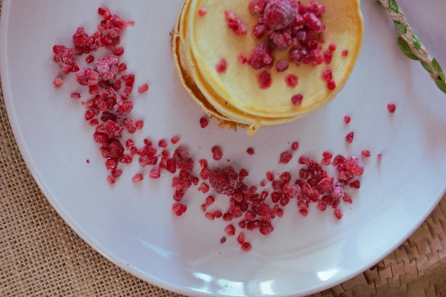 Une pile de crêpes aux framboises