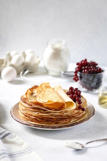 Une pile de crêpes aux fruits rouges sur le dessus