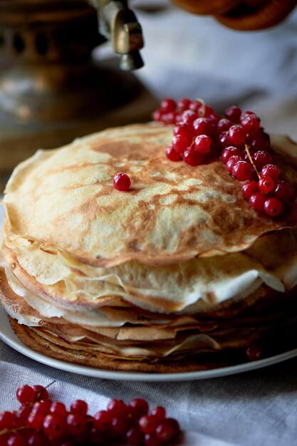 Pile de crêpes aux groseilles rouges juteuses